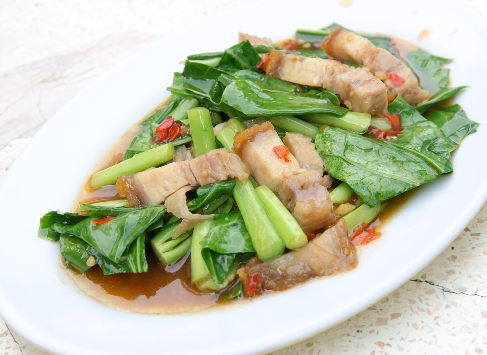 ผัดคะน้าหมูกรอบ เหมาะกับการใช้ซอสหอยนางรม