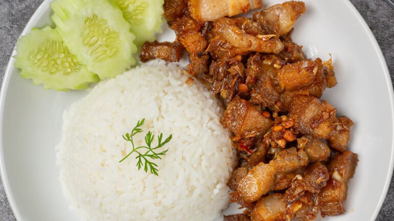 หมูหมักซอสหอยนางรม พร้อมเสิร์ฟเป็นเมนูจานหลัก